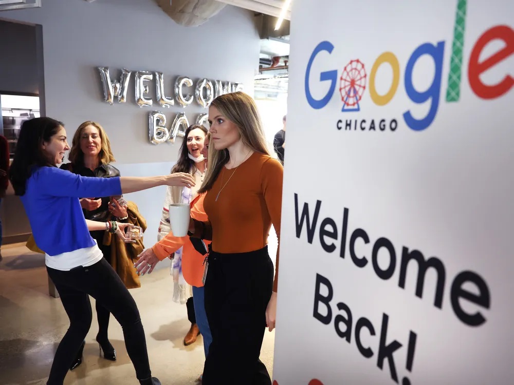 Nhân viên của Google trở lại làm việc tại văn phòng ba ngày một tuần sau hai năm gián đoạn do đại dịch Covid-19