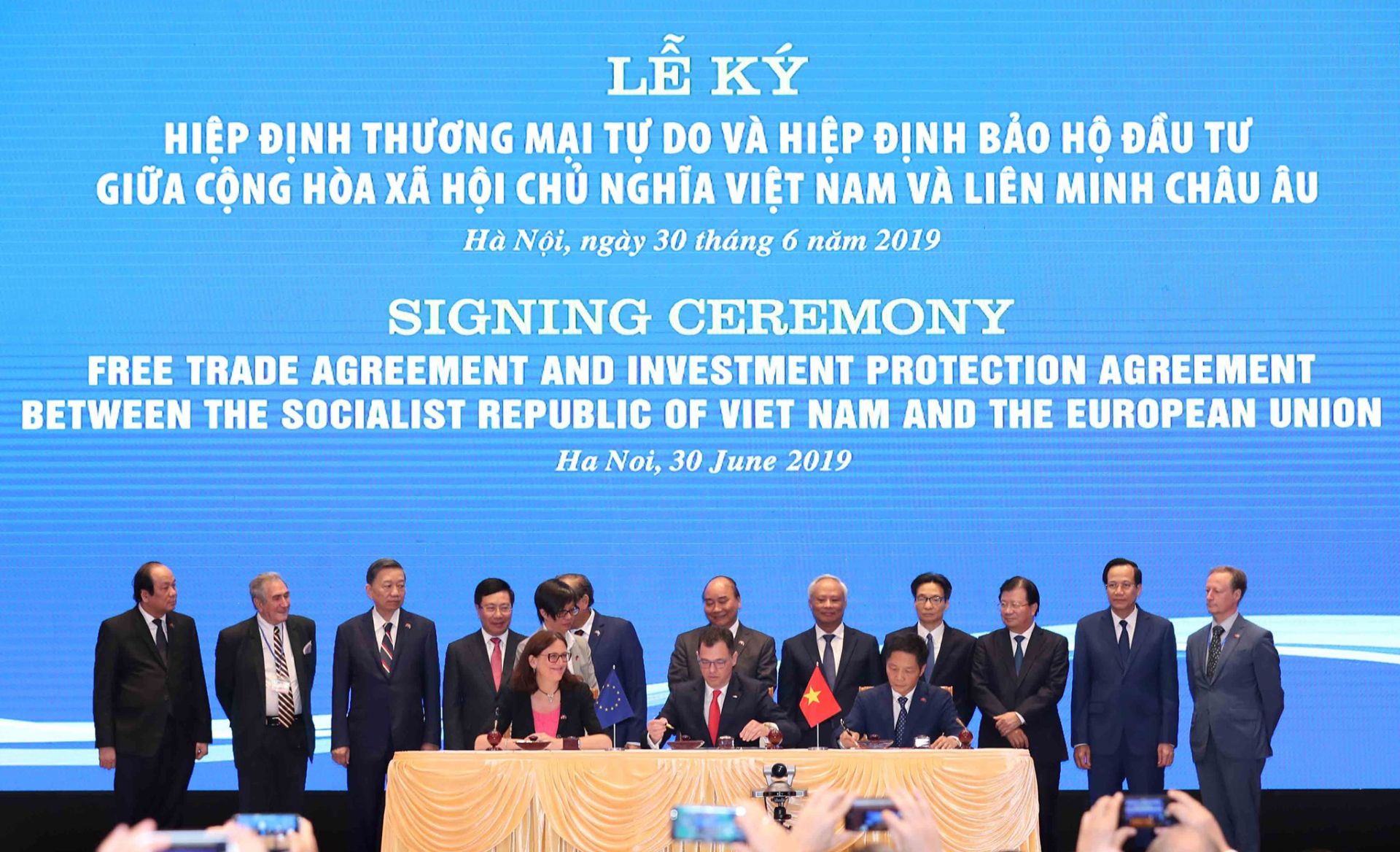 Ủy viên Bộ Chính trị, Thủ tướng Chính phủ Nguyễn Xuân Phúc chứng kiến Lễ ký Hiệp định Thương mại tự do giữa Việt Nam và Liên minh châu Âu (EVFTA)) _Ảnh: TTXVN