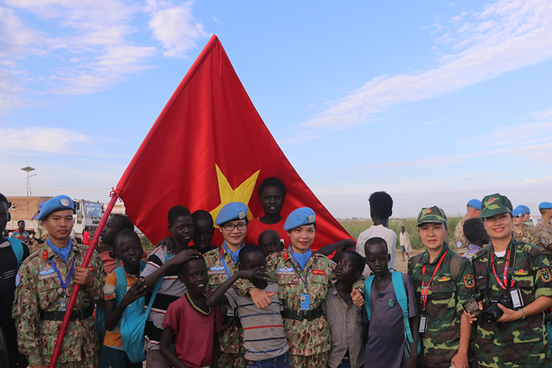 Cán bộ, chiến sỹ của Việt Nam tham gia lực lượng gìn giữ hòa bình Liên hợp quốc chụp ảnh cùng các em nhỏ tại Bentiu, Nam Sudan (Ảnh: CGGHBVN)