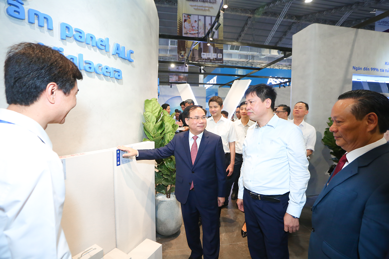 Mr. Nguyen Van Sinh - Deputy Minister of Construction joined Viglacera's exhibition space.