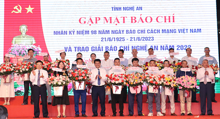 Lãnh đạo tỉnh Nghệ An tặng hoa chúc mừng các cơ quan báo chí trên địa bàn