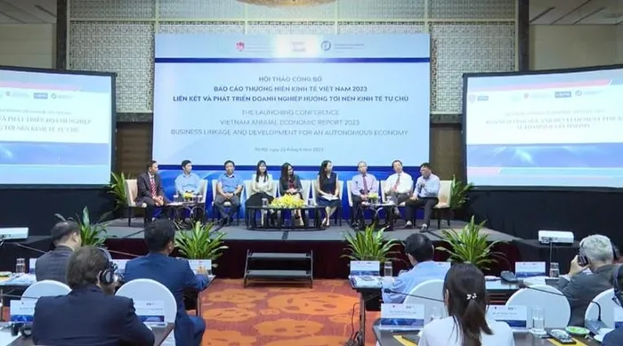 Toàn cảnh Hội thảo công bố báo cáo Thường niên Kinh tế Việt Nam 2023: Liên kết và phát triển doanh nghiệp hướng tới nền kinh tế tự chủ.