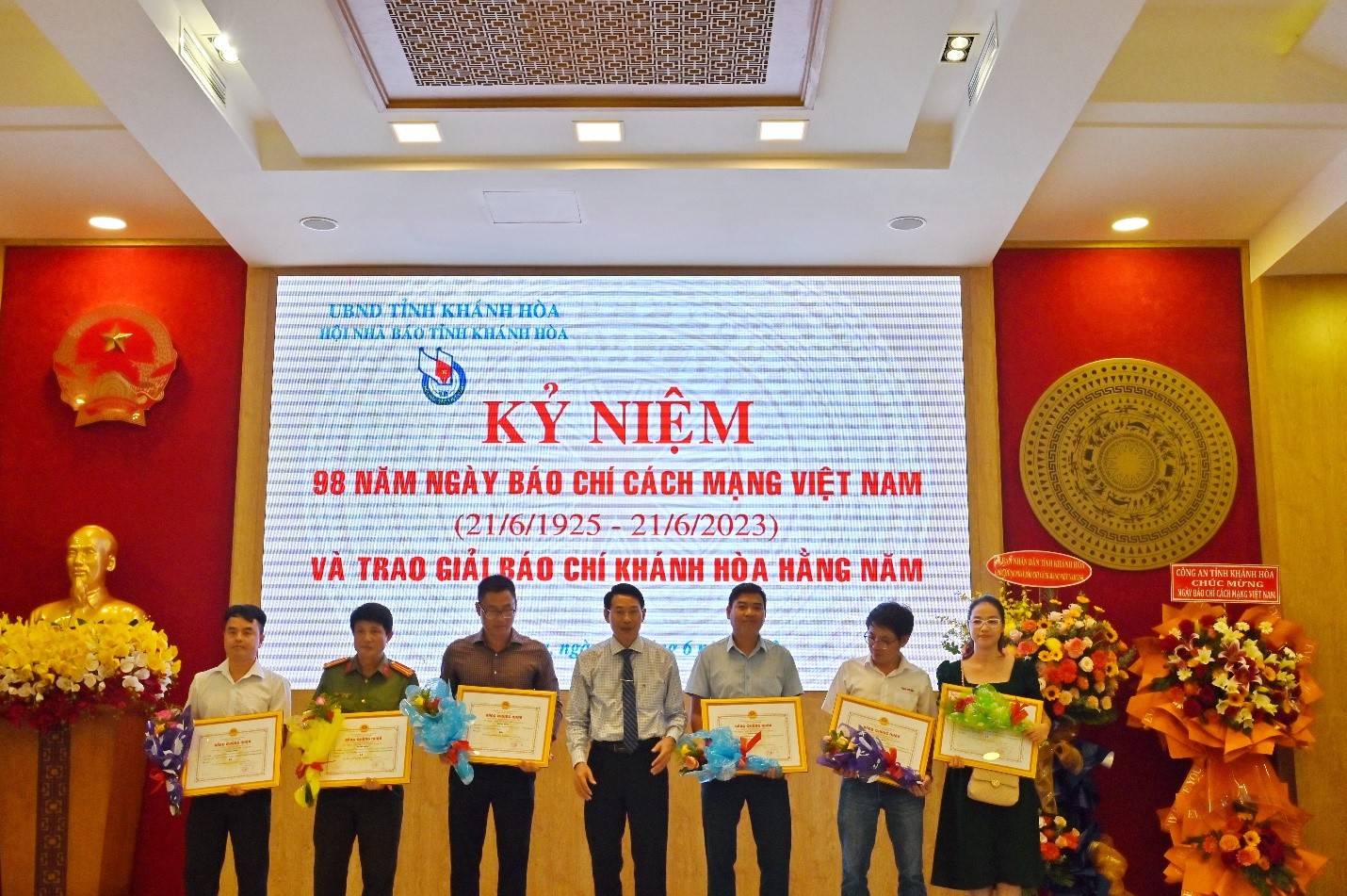 Ông Đinh Văn Thiệu, P. Chủ tịch UBND tỉnh Khánh Hòa  trao giải Ba cho các tác giả và đại diện nhóm tác giả đạt giải.