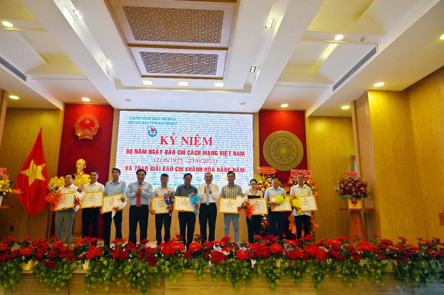 Lãnh đạo Hội Nhà báo tỉnh trao giải Khuyến khích cho các tác giả và đại diện nhóm tác giả đạt giải.