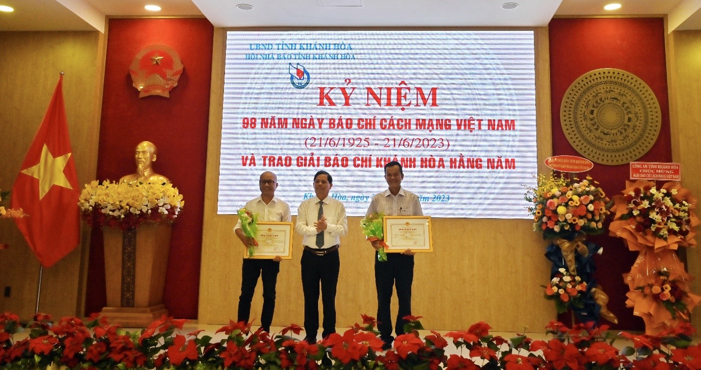 Ông Nguyễn Tấn Tuân - Phó Bí thư Tỉnh ủy, Chủ tịch UBND tỉnh trao giải Nhất cho đại diện các nhóm tác giả đạt giải.