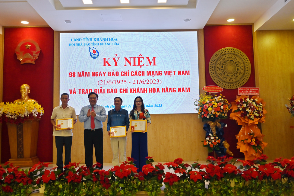 Hội Nhà báo tỉnh trao Kỷ niệm chương “Vì sự nghiệp báo chí Việt Nam” cho các cá nhân.