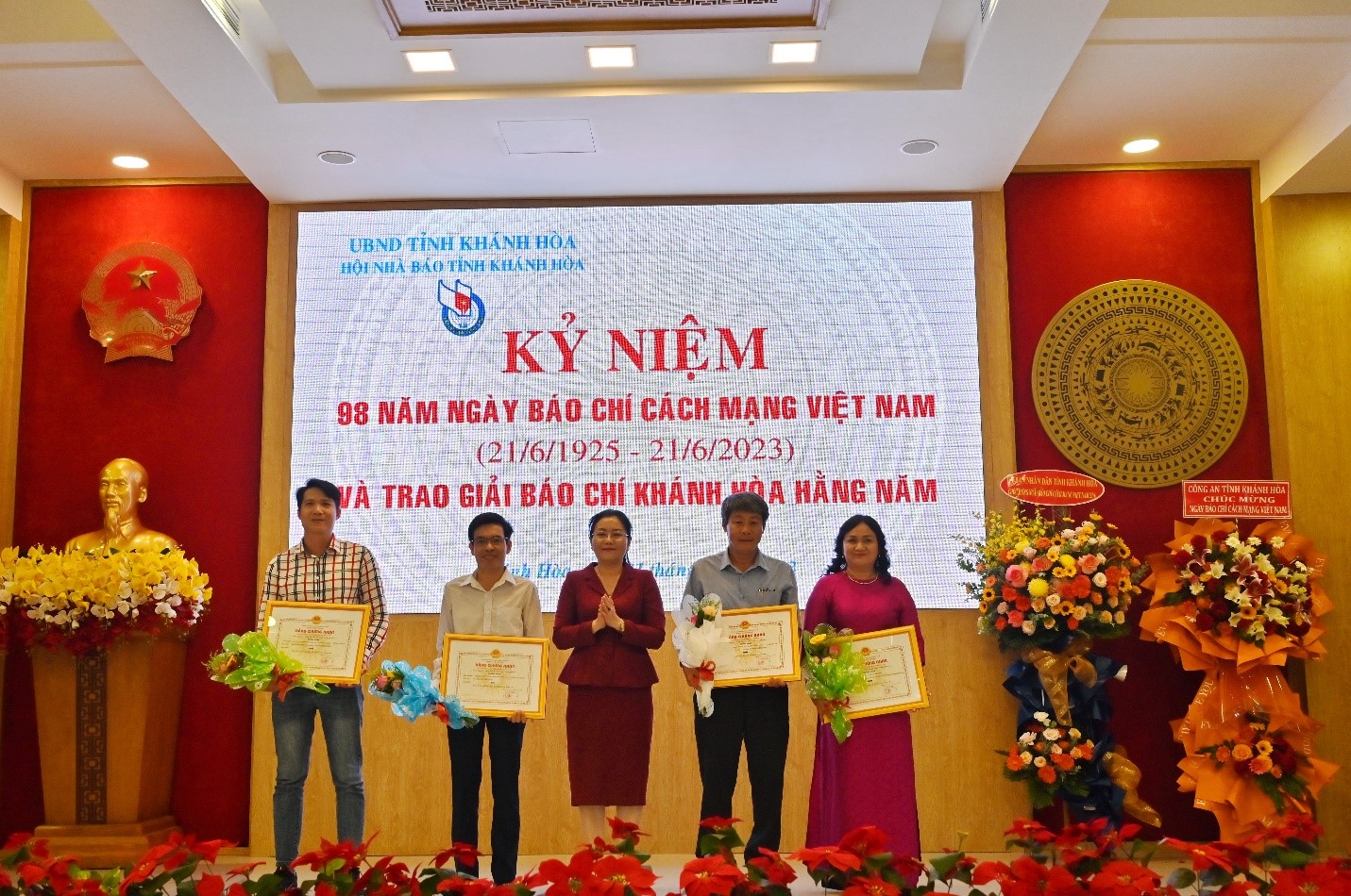 Bà Phạm Thị Xuân Trang Phó Chủ tịch HĐND tỉnh; trao giải Nhì cho các tác giả và đại diện nhóm tác giả đạt giải.