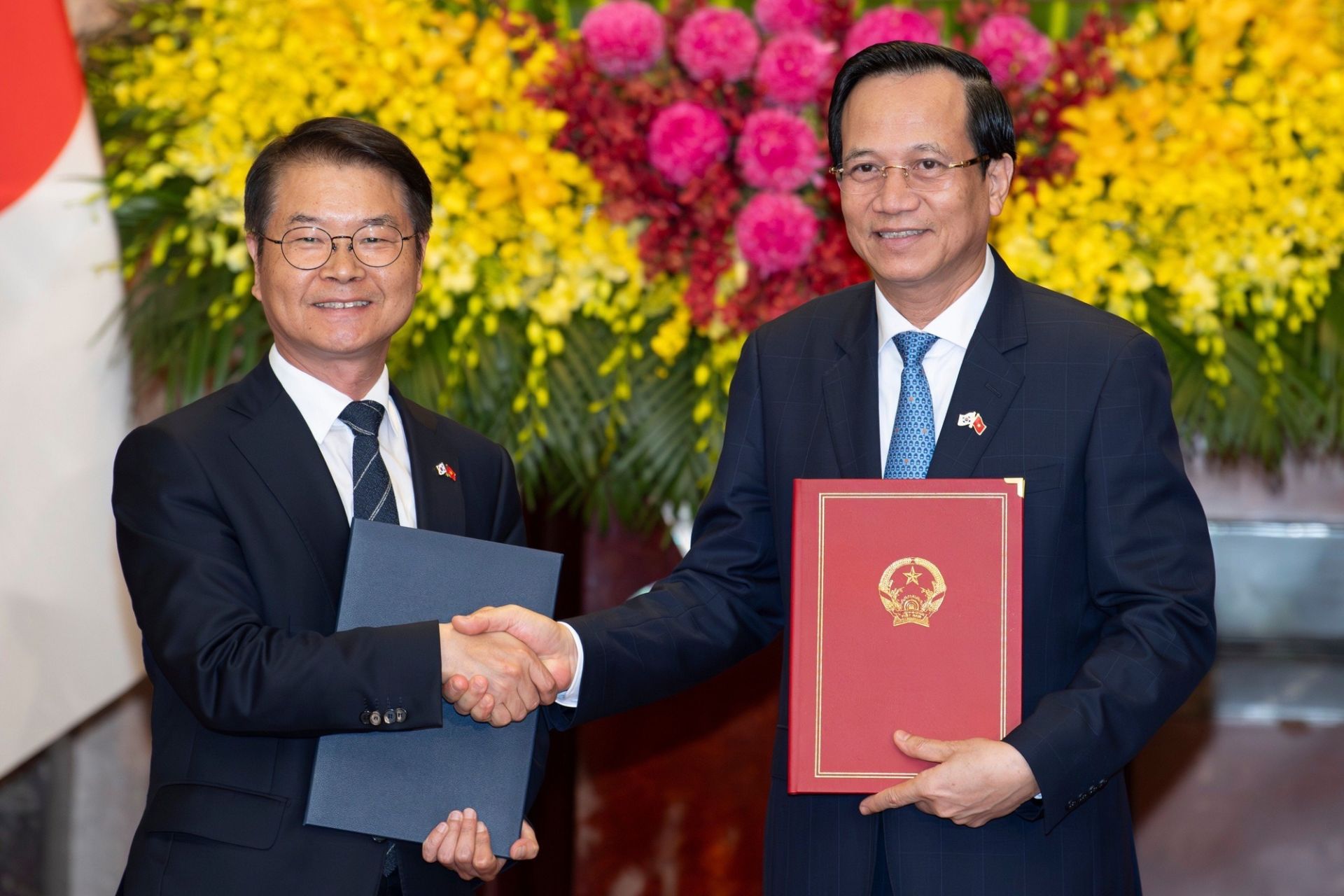 Bộ trưởng Bộ LĐ-TB-XH Đào Ngọc Dung và Bộ trưởng Việc làm và Lao động Hàn Quốc Lee Jung Sik ký và trao Bản ghi nhớ (MOU) về phái cử và tiếp nhận lao động Việt Nam sang làm việc tại Hàn Quốc