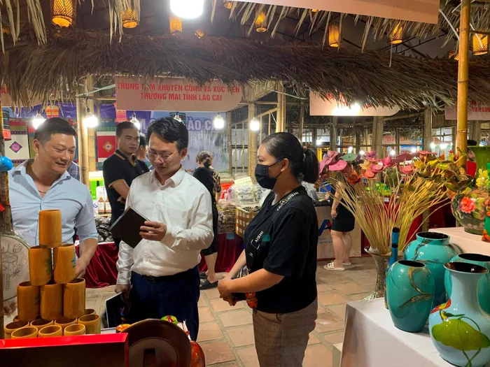 Người dân Thủ đô tham quan các gian hàng tại phiên chợ.