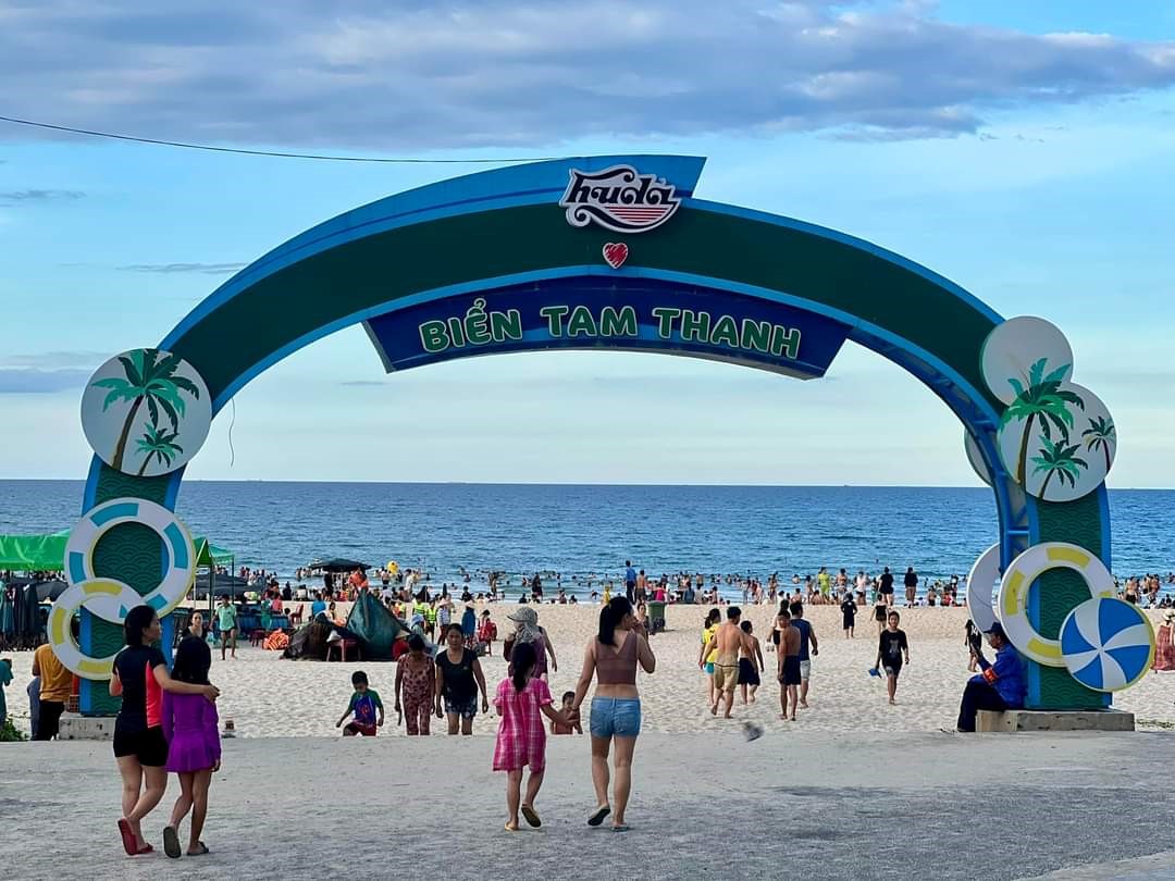 In the past few days, the Culture - Sports - Sea Tourism Festival 2023" taking place at Tam Thanh Beach, Tam Ky City has attracted thousands of visitors to visit and experience every day.