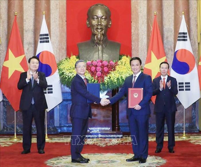 Chủ tịch nước Võ Văn Thưởng và Tổng thống Hàn Quốc Yoon Suk Yeol chứng kiến Lễ trao Bản ghi nhớ giữa UBND tỉnh Hải Dương và Tổng Công ty Nhà đất Hàn Quốc về Chương trình đối tác tăng trưởng đô thị.