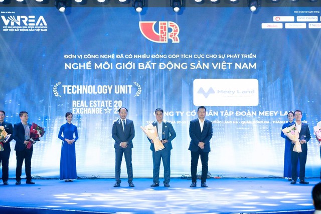 Đại diện Meey Land, Phó Tổng Giám đốc Nguyễn Tiến Lâm lên nhận kỷ niệm chương.