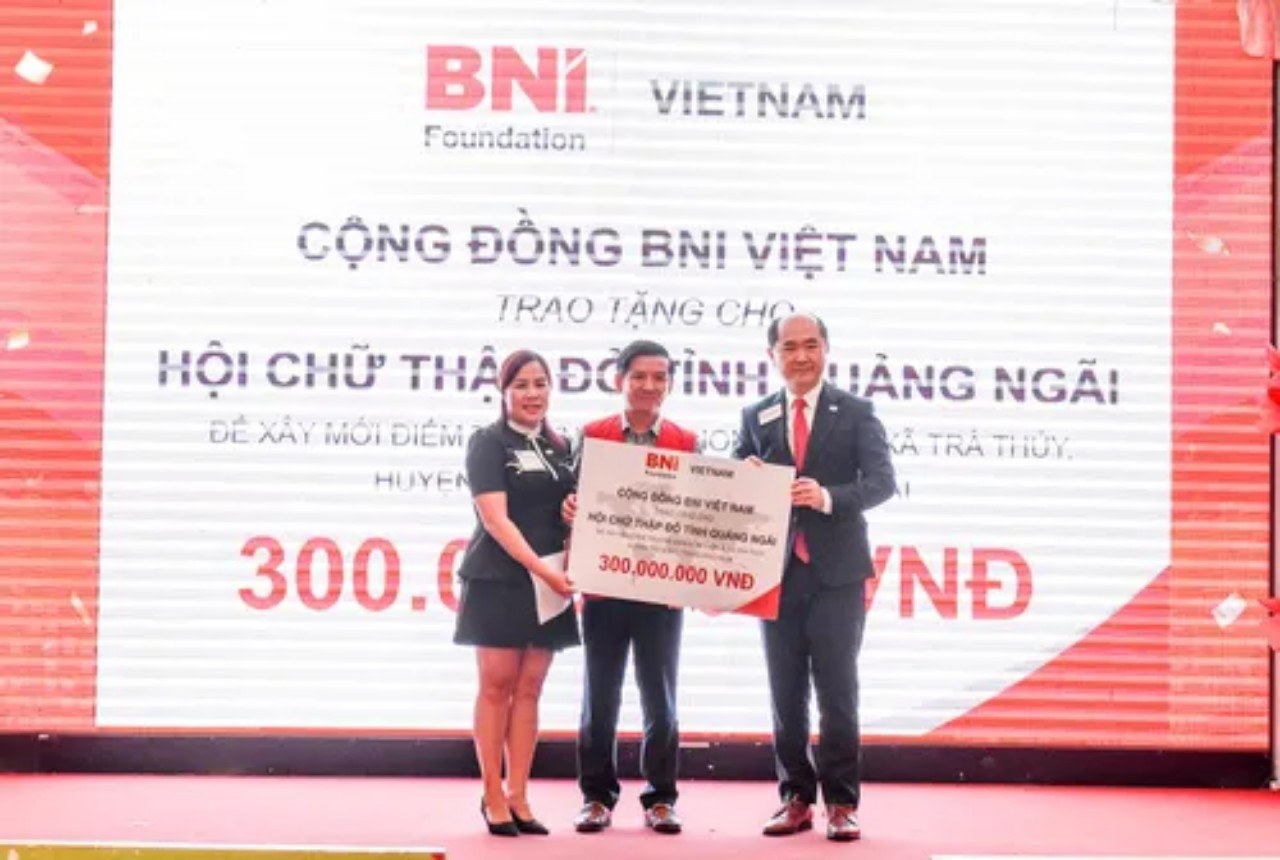 Tại buổi lễ, lãnh đạo BNI Việt Nam đã trao tặng 300 triệu đồng cho Hội chữ thập đỏ Quảng Ngãi xây dựng phòng học Mầm Non cho trẻ em nghèo xã Trà Thủy, huyện vùng cao Trà Bồng