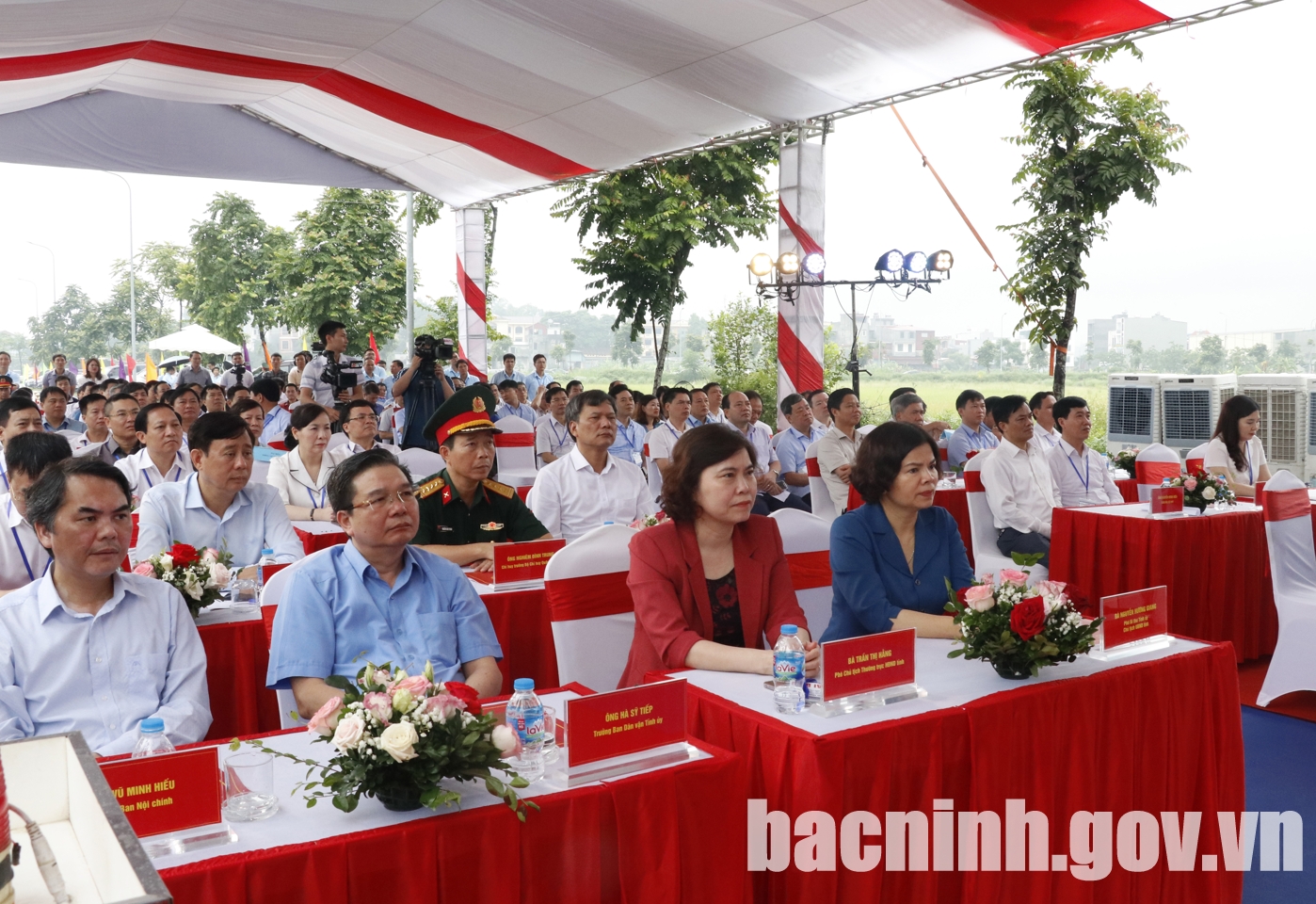 Đồng chí Nguyễn Hương Giang, Phó Bí thư Tỉnh uỷ, Chủ tịch UBND tỉnh (đầu tiên từ phải qua) cùng các đại biểu dự Lễ Khởi công tại điểm cầu tỉnh Bắc Ninh.