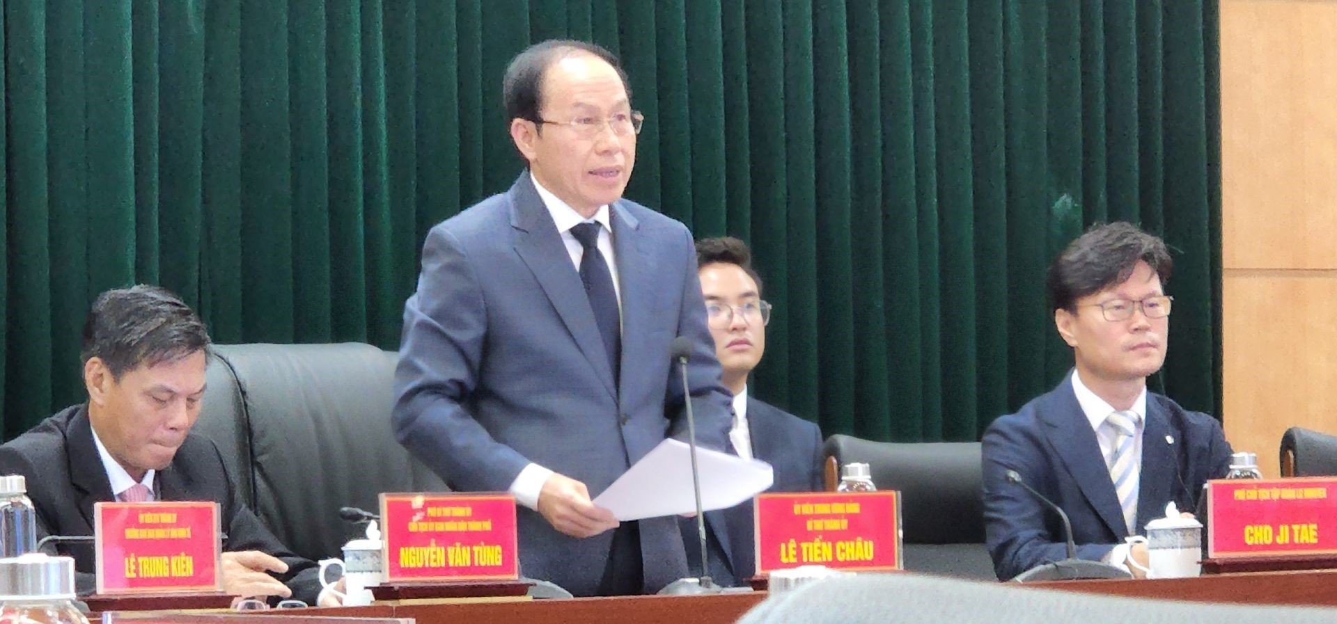 Mr Le Tien Chau – a Member of the Party Central Committee, Secretary of Hai Phong City Party Committee delivered a speech.