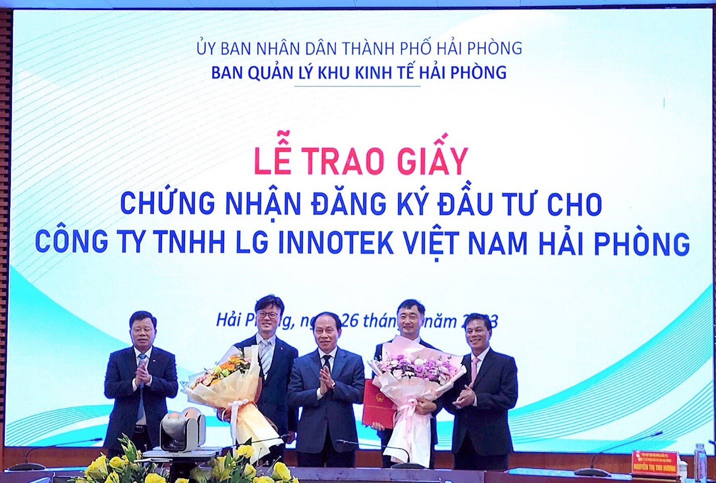 Hai Phong city leaders give investment certificates and flowers to representatives of enterprises