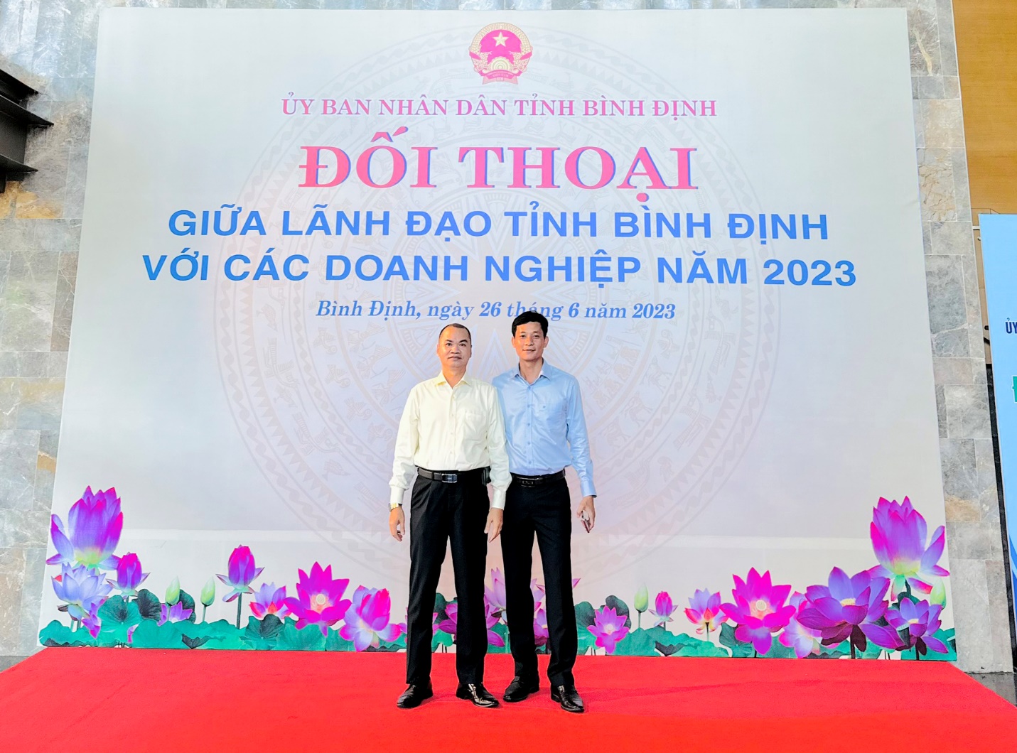 Ông Nguyễn Văn Học, Chủ tịch Hiệp hội Doanh nghiệp tỉnh Bình Định và đại diện ngân hàng Đông Á