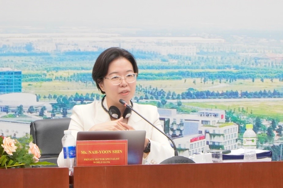 Bà Nah Yoon Shin – Chuyên gia trong lĩnh vực tư nhân của Ngân hàng Thế giới thông tin về nghiên cứu KCN sinh thái của WB tại Bình Dương phát biểu tại hội thảo