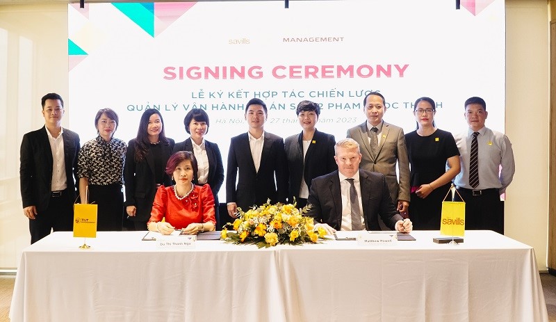 Ms Du Thi Thanh Nga, General Director of T&T Management, and Mr Matthew Powell, Director of Savills Hanoi, witnessed the signing of a strategic cooperation agreement