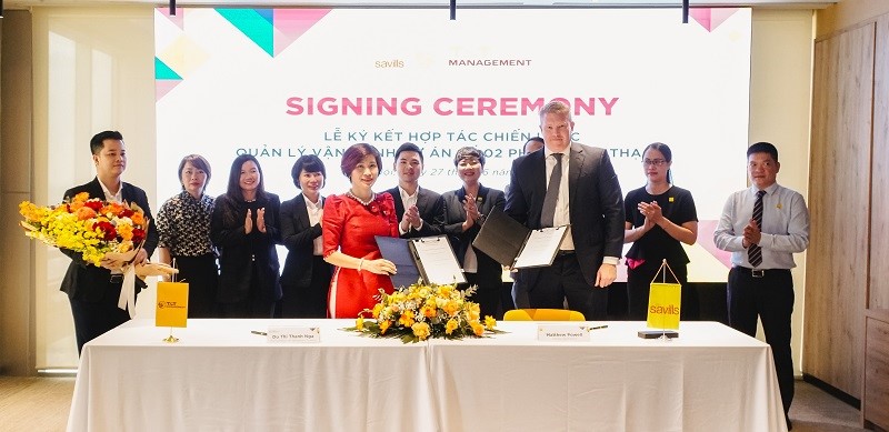 Ms. Du Thi Thanh Nga, General Director of T&T Management and Mr. Matthew Powell, Director of Savills Hanoi exchanged strategic cooperation contracts with the witness of leaders of the two businesses.