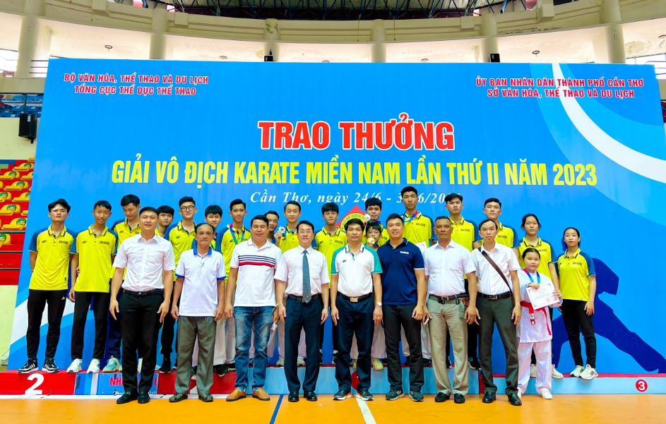 Tập thể HLV, VĐV đội Bình Dương chụp hình lưu niệm cùng Ban Tổ chức và lãnh đạo Trung tâm VHTT-TT thành phố Tân Uyên
