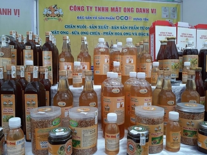 Nhiều sản phẩm như mật ong Hưng Yên, nước mắm Phú Quốc, sầu riêng miền Tây… hội tụ ở Tuần hàng.
