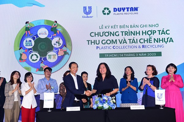 Unilever signed a cooperation agreement with Duy Tan Recycling to collect and recycle 30,000 tons of plastic waste.