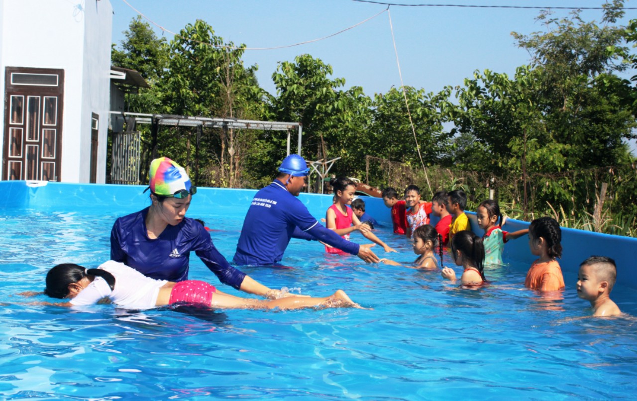 Hình ảnh dạy bơi tại một trường THCS trên địa bàn TP HCM.