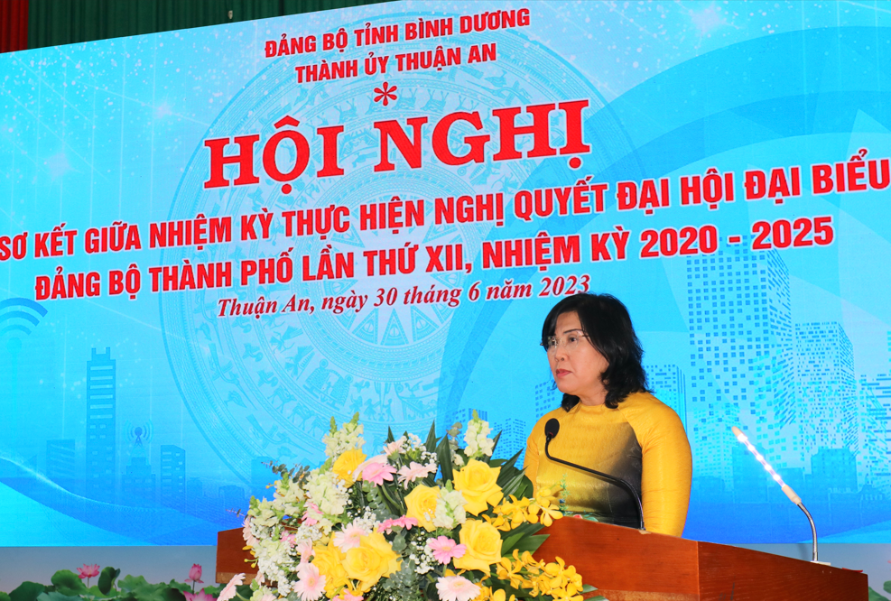 Bí thư Thành ủy Thuận An Huỳnh Thị Thanh Phương phát biểu tại hội nghị