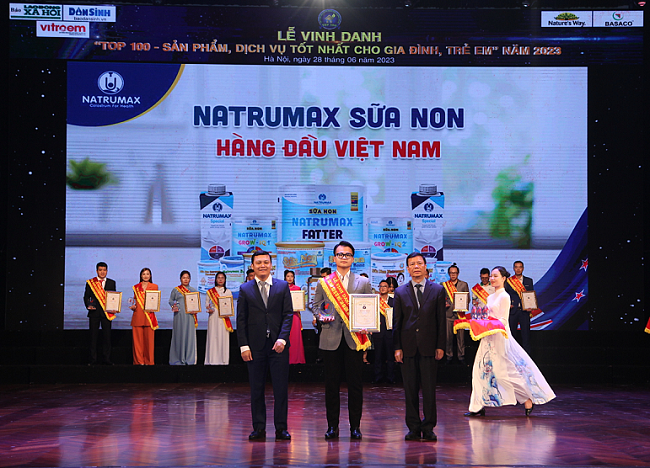 Đại diện Natrumax Việt Nam nhận Cup và Giấy chứng nhận 