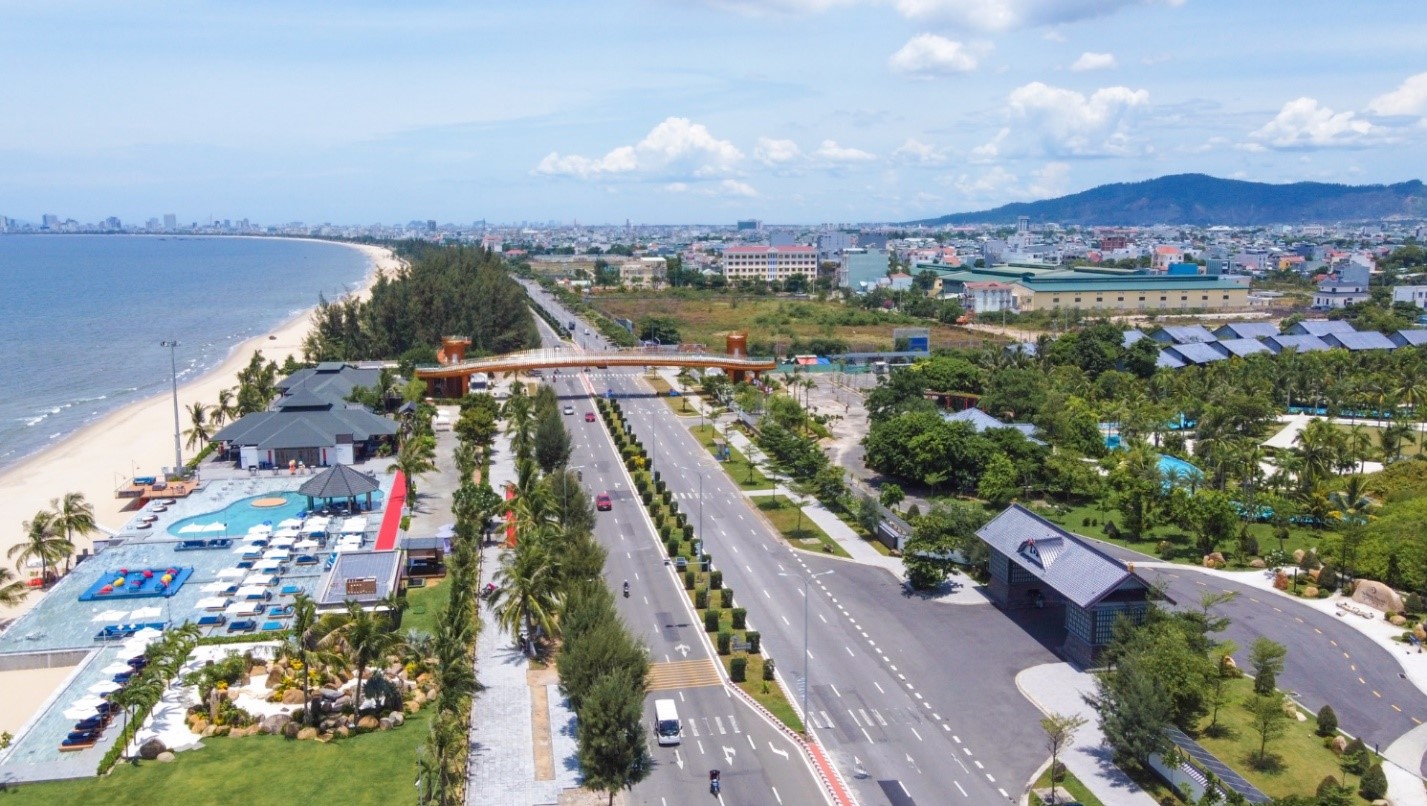 Mikazuki flyover is a pedestrian bridge spanning Nguyen Tat Thanh Street from Da Nang Mikazuki Resort and Entertainment to the sea. The bridge will create the most convenient and secure conditions for people and visitors to cross the street.