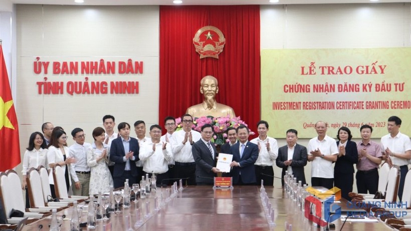 Lãnh đạo tỉnh Quảng Ninh trao giấy chứng nhận đăng ký đầu tư cho Foxconn