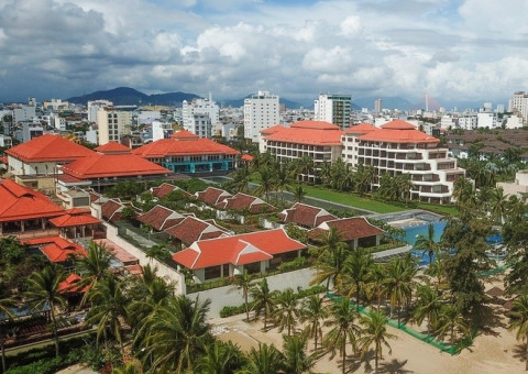 The bank sells for hundreds of billions of dong nearly 400 villas and hotels.