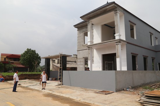 Các hộ dân xây nhà mới ở khu tái định cư Đồng Ung