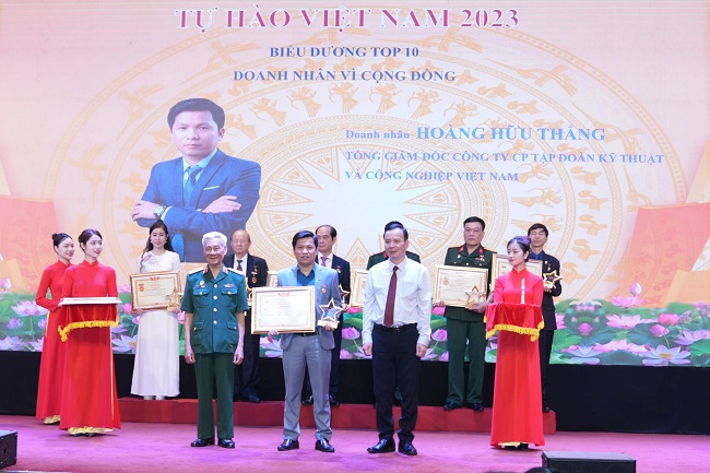 Doanh nhân Hoàng Hữu Thắng nhận bằng khen và Kỷ niệm chương trong Chương trình Tự hào Việt Nam biểu dương top 10 “Doanh nhân vì cộng đồng”.