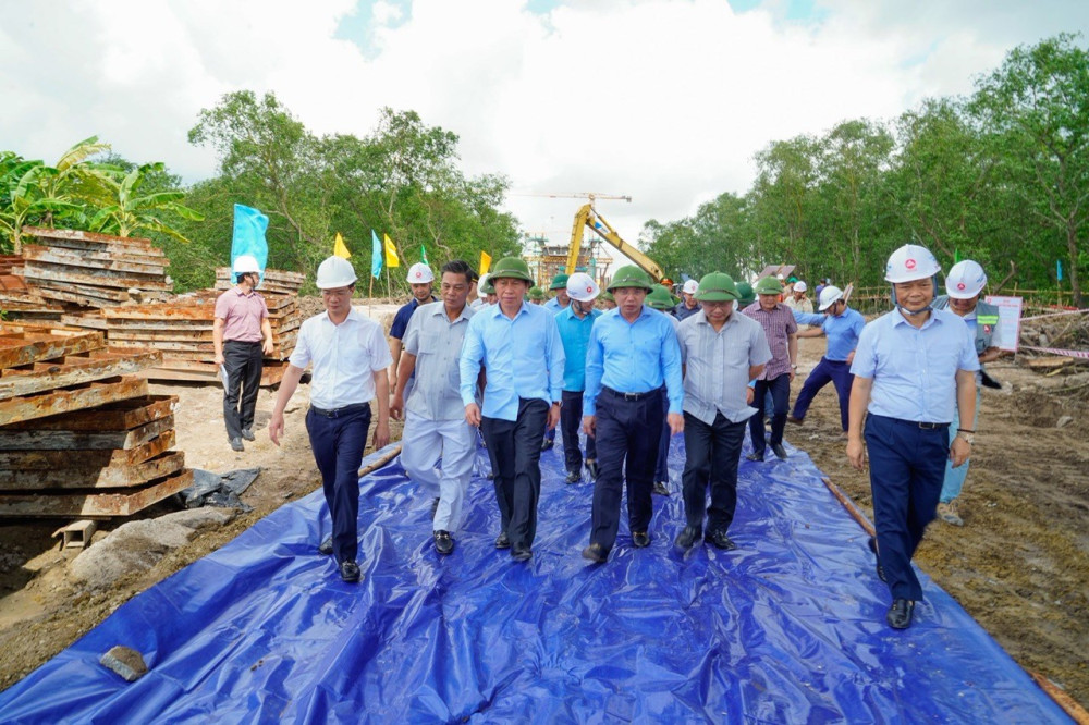 Các đồng chí lãnh đạo thành phố Hải Phòng và tỉnh Quảng Ninh kiểm tra thực địa tại Dự án đầu tư xây dựng cầu Bến Rừng.