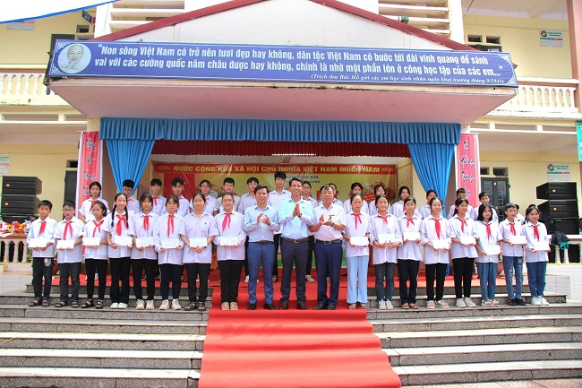Doanh nhân Hoàng Hữu Thắng trao học bổng cho học sinh giỏi có hoàn cảnh khó khăn tại xã Đông Phú - Lục Nam - Bắc Giang.