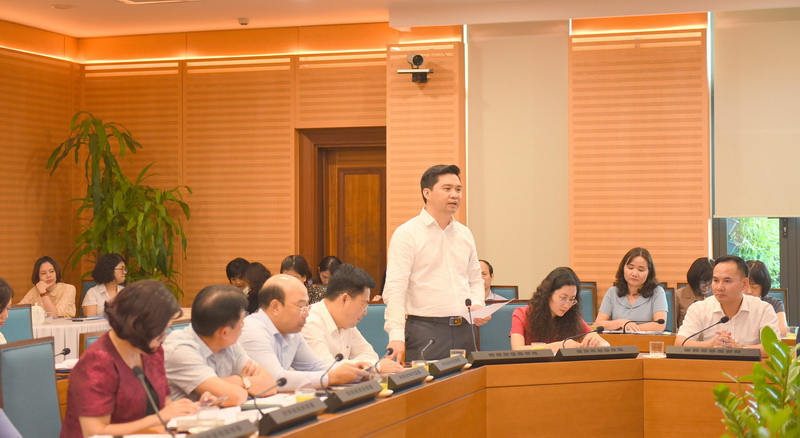 Đại diện lãnh đạo Bưu điện Hà Nội báo cáo tại Hội nghị