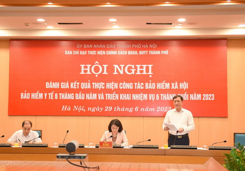 Đ/c Phan Văn Mến, Giám đốc BHXH TP Hà Nội, Phó Trưởng Ban Thường trực  BCĐ báo cáo việc thực hiện các chỉ tiêu, nhiệm vụ BHXH, BHYT, BHTN