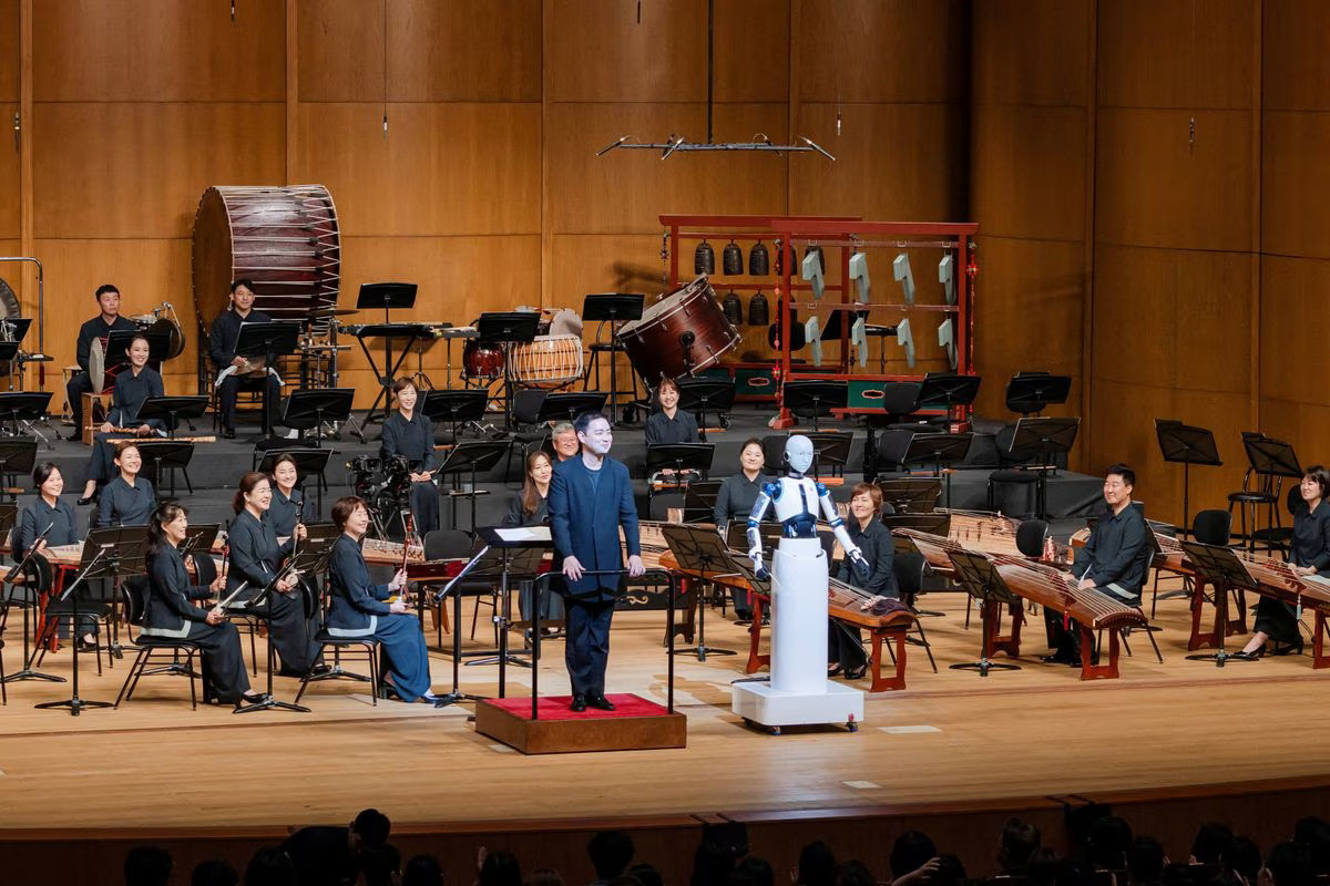 Robot EveR 6 chỉ huy buổi biểu diễn của dàn nhạc quốc gia Hàn Quốc, ở Seoul.