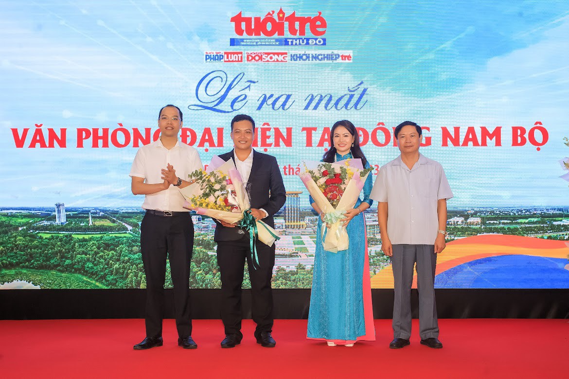 Ông Nguyễn Mạnh Hưng, TBT báo TTTĐ trao quyết định bổ nhiệm Trưởng văn phòng đại diện Báo Tuổi trẻ Thủ đô khu vực Đông Nam Bộ cho bà Trần Thị Hậu