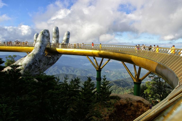 Cầu Vàng, hay còn được biết đến với tên cầu Bàn Tay, là công trình nằm trong quần thể du lịch Sun World Bà Nà Hills Đà Nẵng (thành phố Đà Nẵng).