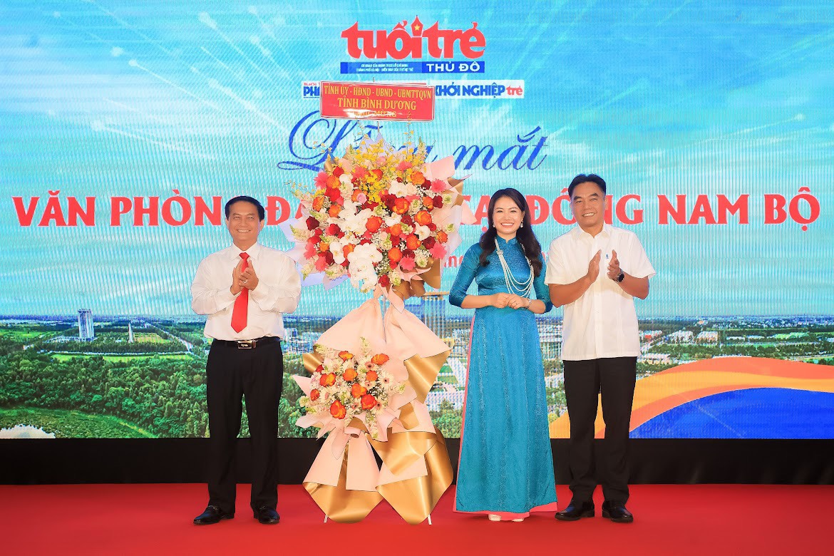 Ông Nguyễn Lộc Hà, Phó Chủ tịch UBND tỉnh Bình Dương; Nguyễn Văn Lộc, chủ tịch HĐND tỉnh Bình Dương tặng hoa cho VP ĐNB báo TTTĐ