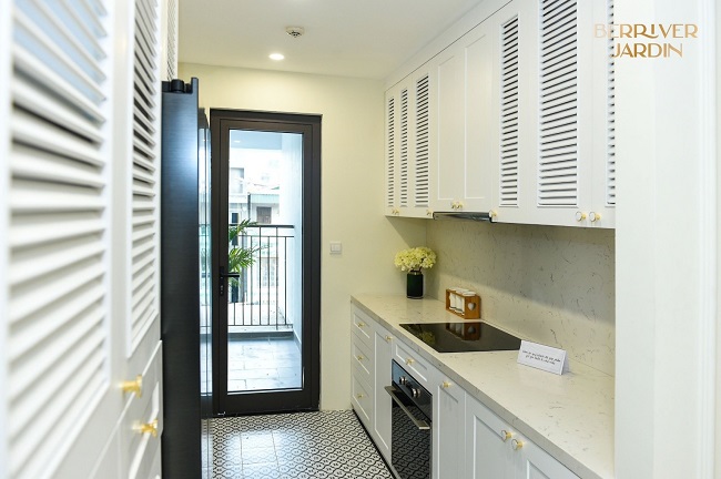 Khu vực bếp được lắp đặt thiết bị các chất lượng cao, giữ cho không khí được lưu thông và không ám mùi hôi, tạo nên không gian dễ chịu cho toàn bộ căn hộ.
