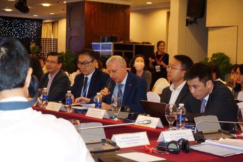 The dialogue was moderated by Dr. Vu Tien Loc - Chairman of the Vietnam International Arbitration Center (VIAC) with the participation of representatives of foreign business associations in Vietnam.