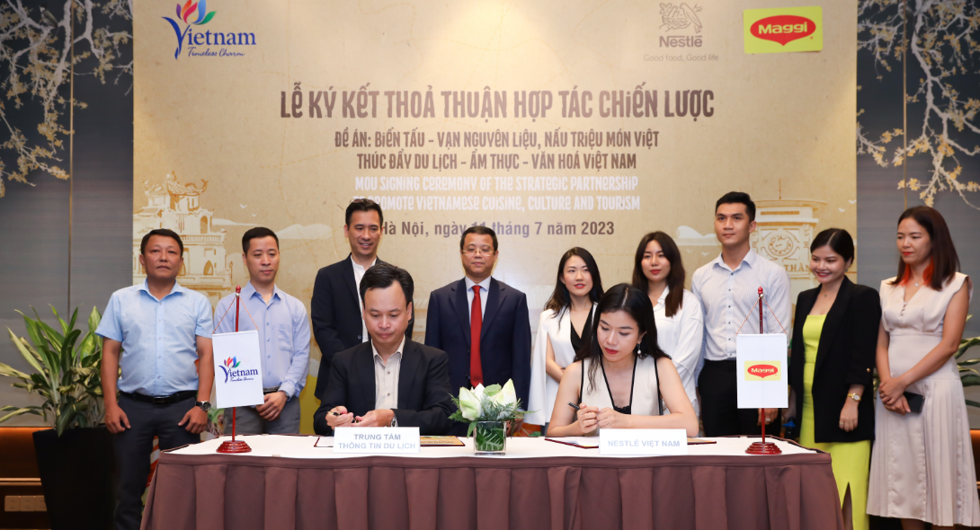 Ông Hoàng Quốc Hòa, Phó Giám đốc điều hành Trung tâm TT du lịch và Bà Lê Bùi Thị Mai Uyên, Giám đốc ngành hàng thực phẩm, Nestlé Việt Nam, ký thỏa thuận hợp tác giữa hai bên