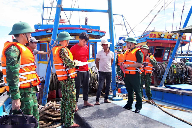 Lực lượng chức năng Hà Tĩnh bắt giữ tàu khai thác hải sản trái phép