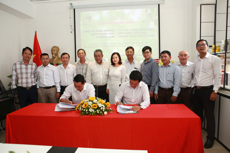 Lễ ký kết hợp tác chiến lược giữa Codota Agri  và nhà vườn Nguyễn Quốc Đạt
