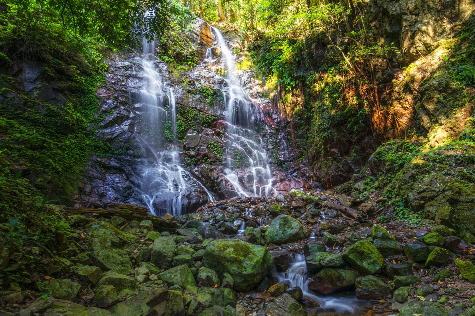 Monkey Waterfall cluster is located 15km from the center of Sa Thay district, in Sa Son commune. Monkey Waterfall is 20m high, located on Ia Trol stream with water flowing all year round.