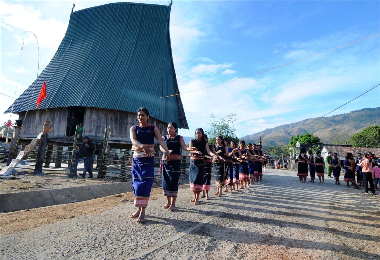 Since 2019, Kon Tum Provincial People's Committee has issued Decision 1308/QD-UBND approving the Project on Conservation and Promotion of Traditional Cultural Values of Ethnic Minorities in Kon Tum Province. From 2020 to 2025, in which, Bar Goc village, Sa Son commune, Sa Thay district (Kon Tum) is selected as a pilot community tourism village.